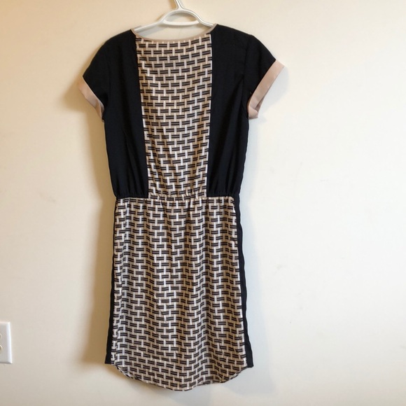 Patterned Short Sleeve Dress - Picture 3 of 4